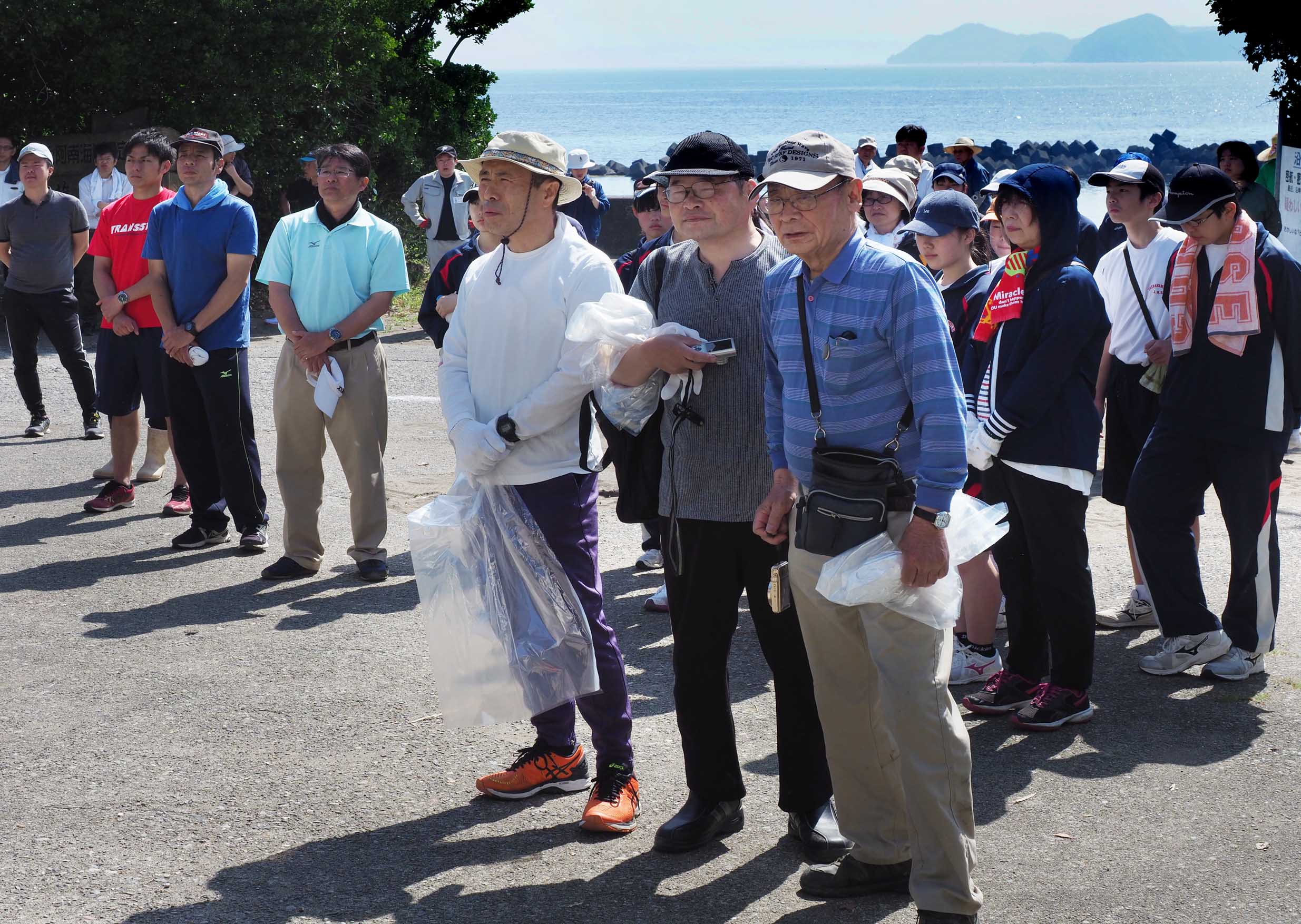 蒲生田海岸清掃活動のスナップ１